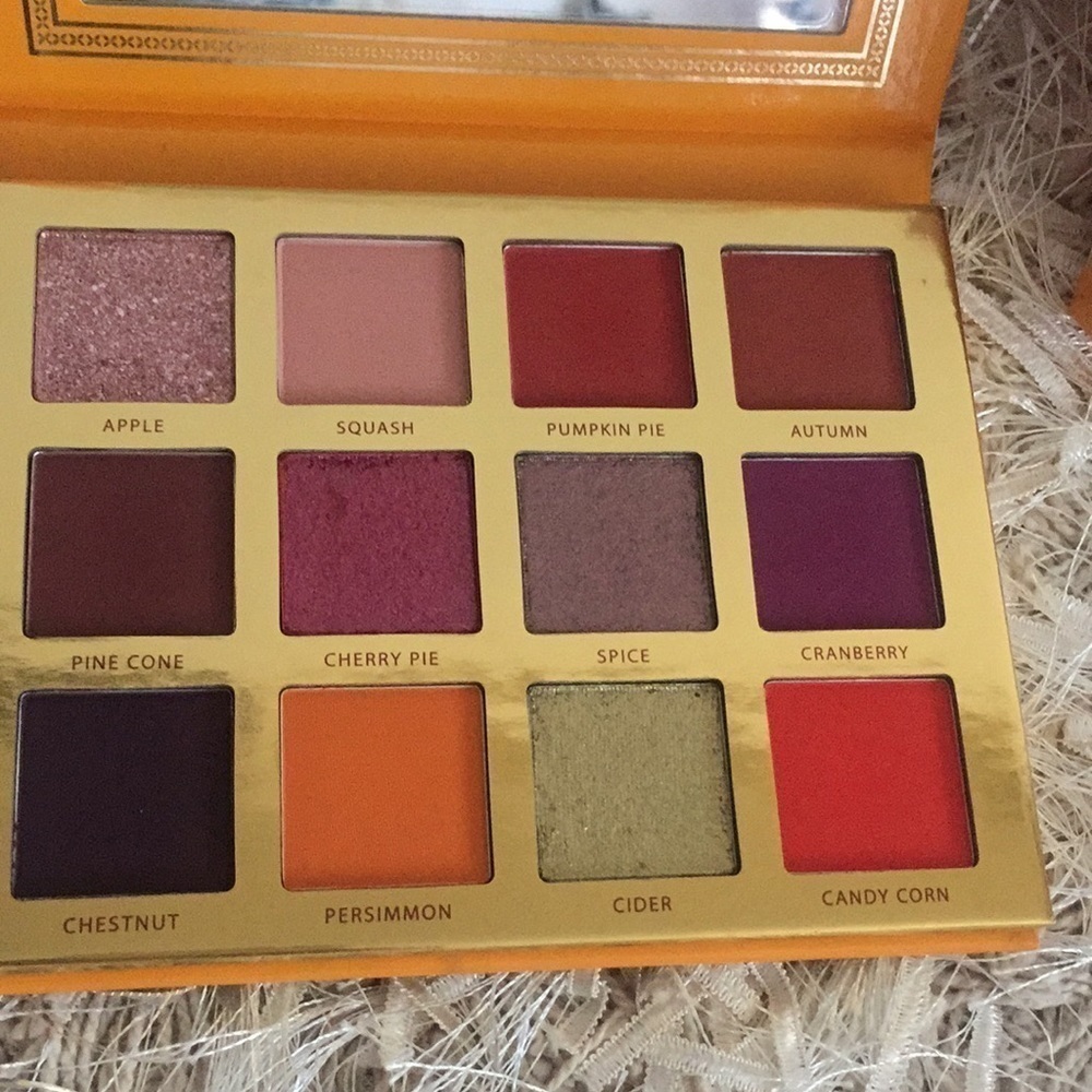 Ace Beautē “Falling for you” Eyeshadow Palette - Picture 4 of 8